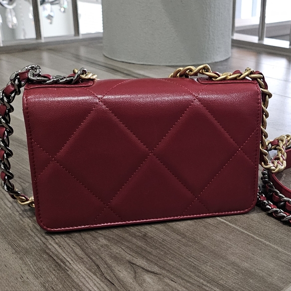 *SOLD* Chanel 19 Wallet On Chain - Picture 3 of 12